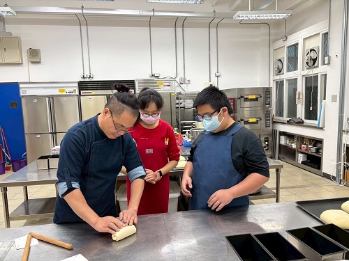 台北啟明學校學生克服視力限制，順利取得烘焙食品丙級證照！