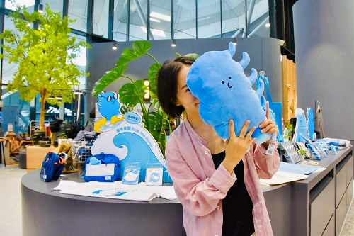 高雄最美海景百貨「FOCUS 13 珊瑚廣場」超人氣IP「浪子」文創商品 最浪漫海景打卡熱點 8月推出「FOCUS 13乘著風出走」系列活動，邀你打包港都的極致浪漫